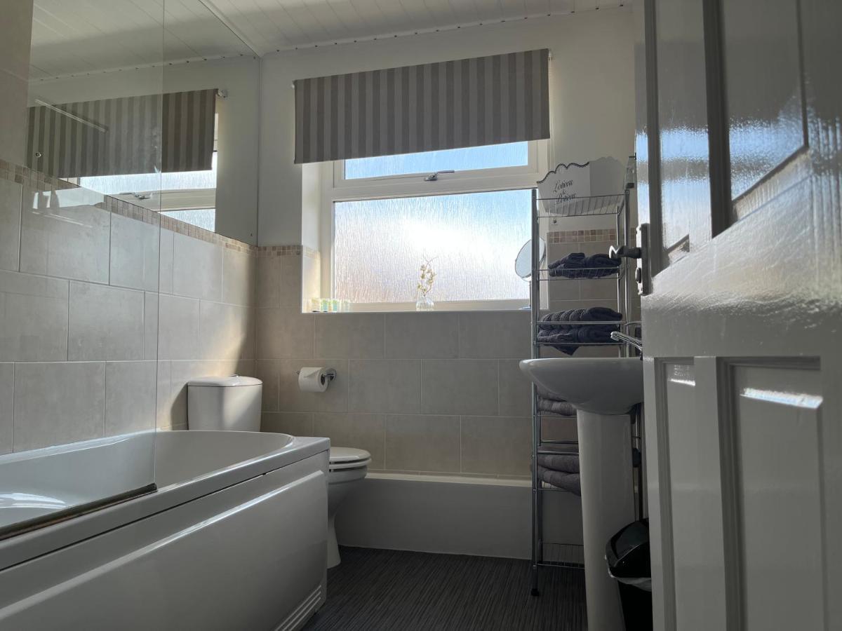 The Brook House - Spacious 3 Bed Home From Home In Burton Exterior foto